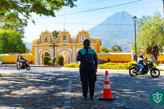 cuaresmaantigua La Policía Municipal de Antigua Guatemala coordina la movilidad durante la Cuaresma, donde se espera la visita de cientos de turistas locales y extranjeros. Foto: Policía Municipal de Antigua Guatemala
