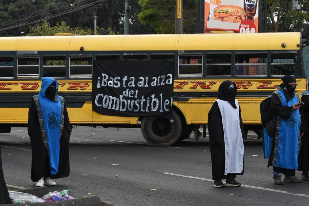 Los estudiantes universitarios encapuchados bloquearon el paso por más de una hora en ambos carriles la Avenida Petapa, zona 12. Foto La Hora: José Orozco