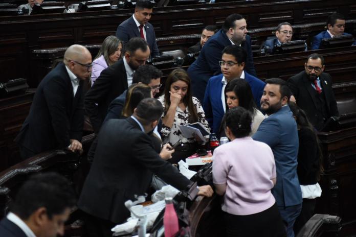 Diputados independientes, de la facción Raíces, después de que se lograron acuerdos para la elección de los nuevos magistrados del Tribunal Supremo Electoral.