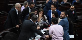 Diputados independientes, de la facción Raíces, después de que se lograron acuerdos para la elección de los nuevos magistrados del Tribunal Supremo Electoral.