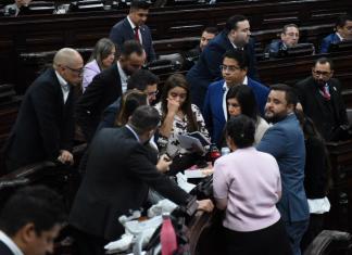 Diputados independientes, de la facción Raíces, después de que se lograron acuerdos para la elección de los nuevos magistrados del Tribunal Supremo Electoral.