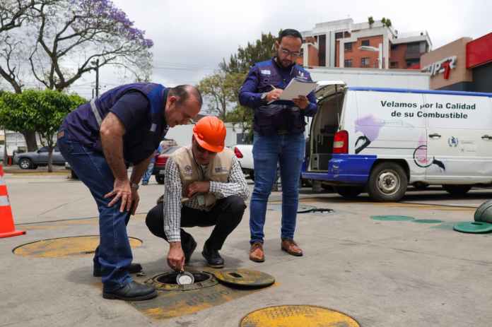 En el trabajo de campo, la PDH determinó que hace falta inspectores para la DIACO y el MEM, instituciones que hacen verificaciones en los expendios de combustible. Foto La Hora: PDH