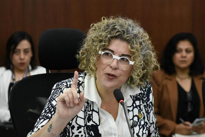 La ministra de Economía, Gabriela García, responde por la negociación de la eliminación del arancel a varios productos de Guatemala. Foto: La Hora / José Orozco