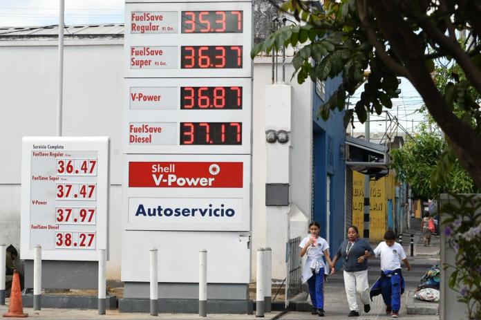 El precio de los combustibles registró un alza de hasta Q2 en estaciones de la Ciudad de Guatemala, según una verificación de La Hora. El precio de los combustibles registró un alza de hasta Q2 en estaciones de la Ciudad de Guatemala, según una verificación de La Hora.
