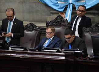 El segundo vicepresidente del Congreso, Elmer Palencia, graba a sus compañeros en la plenaria para realizar la elección de magistrados de la CC. Foto: La Hora / José Orozco