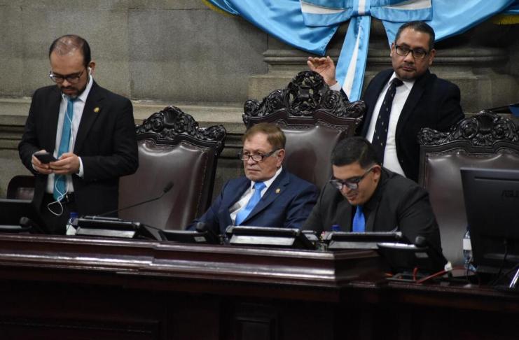 El segundo vicepresidente del Congreso, Elmer Palencia, graba a sus compañeros en la plenaria para realizar la elección de magistrados de la CC. Foto: La Hora / José Orozco