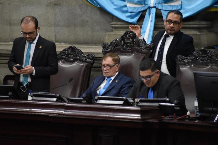 El segundo vicepresidente del Congreso, Elmer Palencia, apoya la reelección como magistrado de Roberto Molina Barreto, por lo que el diputado de su bloque, Carlos López, logró un amparo para la elección. Foto: La Hora