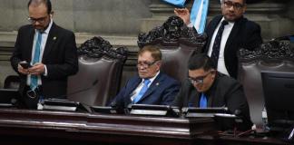 El segundo vicepresidente del Congreso, Elmer Palencia, apoya la reelección como magistrado de Roberto Molina Barreto, por lo que el diputado de su bloque, Carlos López, logró un amparo para la elección. Foto: La Hora