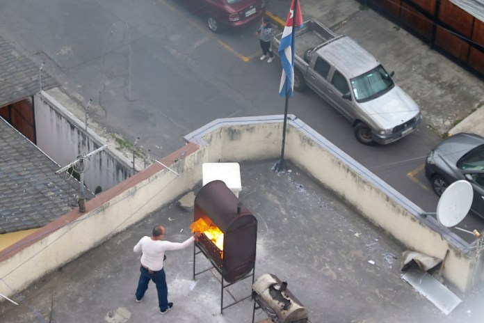Daniel Noboa, insinuó este miércoles en sus redes sociales que desde la embajada de Cuba supuestamente se quemaron papeles en la azotea.