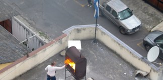 Daniel Noboa, insinuó este miércoles en sus redes sociales que desde la embajada de Cuba supuestamente se quemaron papeles en la azotea.