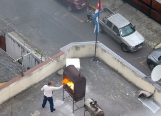 Daniel Noboa, insinuó este miércoles en sus redes sociales que desde la embajada de Cuba supuestamente se quemaron papeles en la azotea.