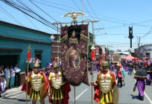 Escuadrón de romanos recorre las calles durante cortejo procesional de cuaresma. Foto: Sergio Vázquez