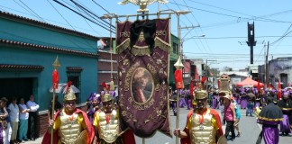 Escuadrón de romanos recorre las calles durante cortejo procesional de cuaresma. Foto: Sergio Vázquez