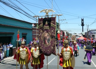 Cuarta Parte: Gallardo escuadrón de romanos, heroísmo a prueba de fuego Escuadrón de romanos recorre las calles durante cortejo procesional de cuaresma. Foto: Sergio Vázquez