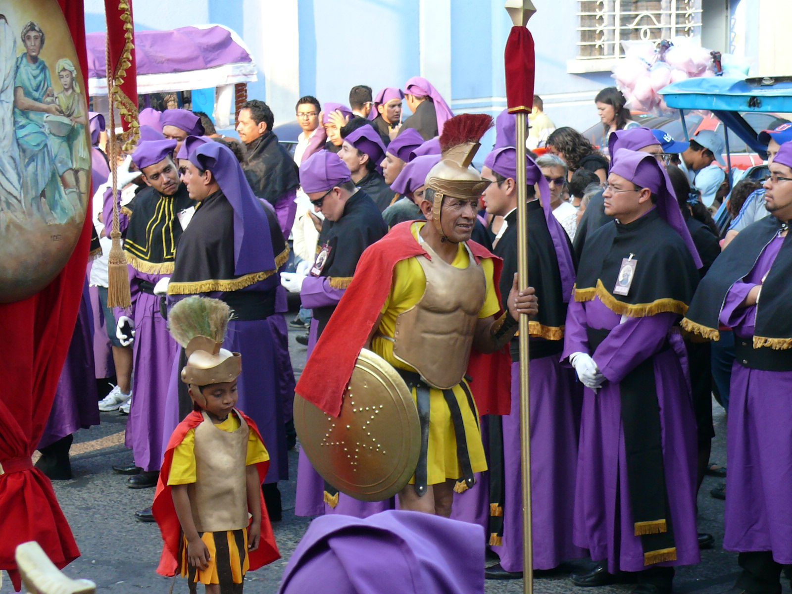 Durante la cuaresma, el escuadrón de romanos son parte de los recorridos procesionales.Foto: Sergio Vasquez