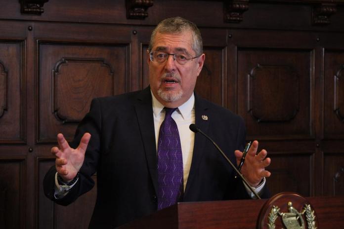 Arévalo anuncia cambios en las carteras de Gobernación y Mides tras evaluaciones de su gobierno.