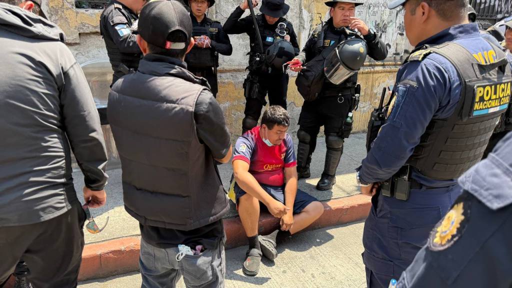 A los integrantes de un grupo de manifestantes se les decomisó pirotecnia y tres motocicletas. La PNC mantuvo el orden en la vía pública. Foto La Hora: Kenneth Jordán
