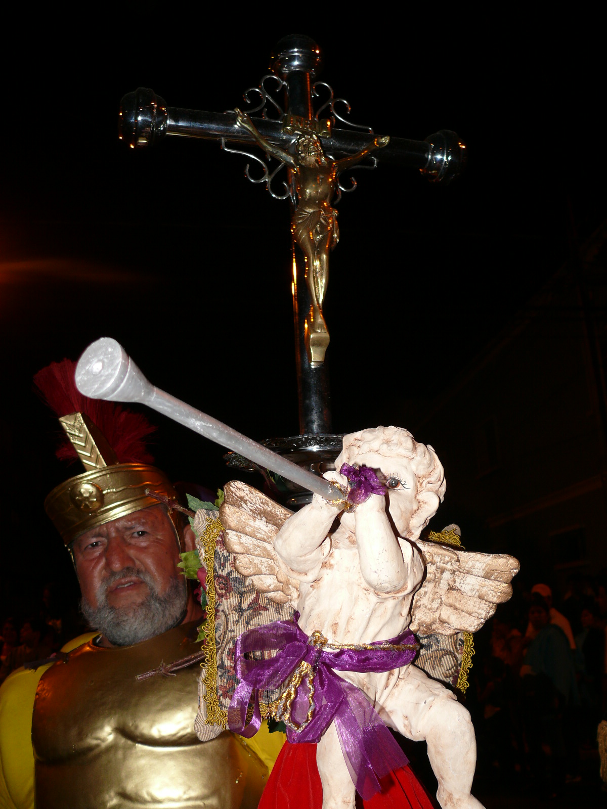 Desde el cortejo procesional de Semana Santa, el capitán del escuadrón de romanos.Foto: Familia Reyes Monterroso