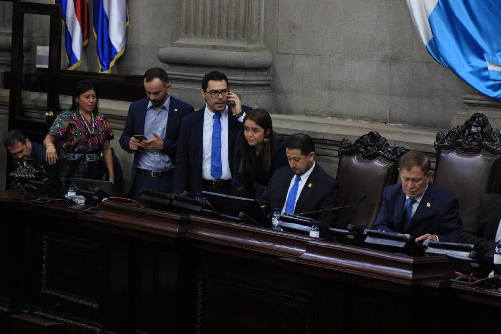 Las llamadas a integrantes de la junta directiva y diputados en el Pleno fueron evidentes durante la sesión. Foto La Hora: Joel Maldonado