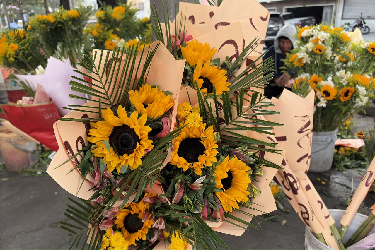 En distintos puntos de la ciudad, se ven arreglos florales. Foto: La Hora/José Orozco.