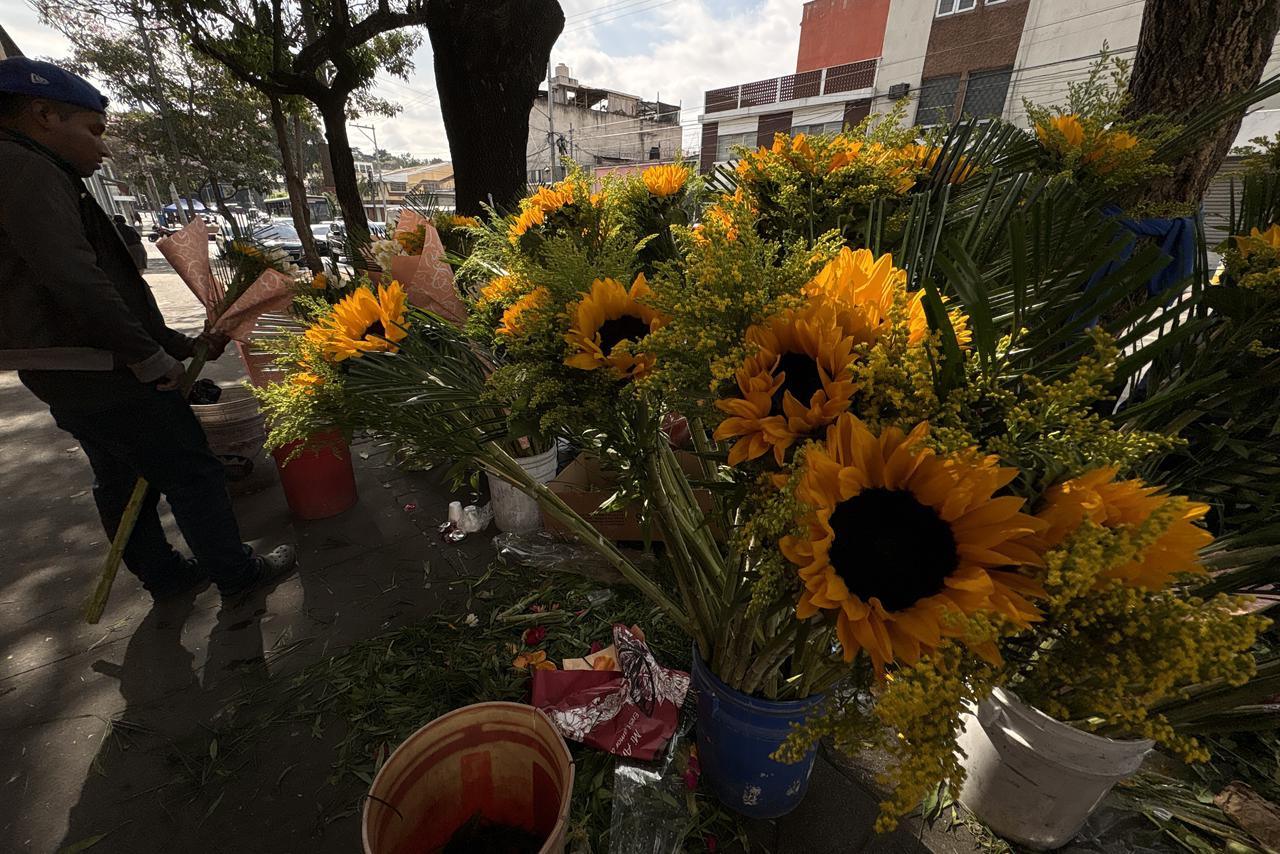 La popularidad de regalar flores amarillas creció gracias a la influencia de la cultura pop latinoamericana, especialmente por la telenovela juvenil Floricienta. Foto: La Hora/José Orozco.