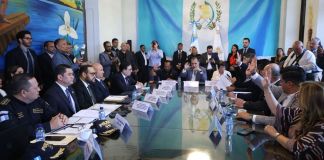 El ministro de Gobernación, Marco Antonio Villeda, y su equipo de trabajo responde por bloqueadores, requisas y plan de seguridad. Foto: Congreso de la República