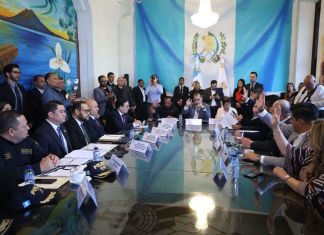El ministro de Gobernación, Marco Antonio Villeda, y su equipo de trabajo responde por bloqueadores, requisas y plan de seguridad. Foto: Congreso de la República