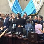 Los diputados que lideraron la negociación para elección de magistrado de la CC terminaron en empujones en el Congreso