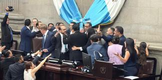 VIDEO: Empujones y gritos entre diputados que lideran negociaciones para elección de magistrados a la CC en el Congreso Los diputados que lideraron la negociación para elección de magistrado de la CC terminaron en empujones en el Congreso