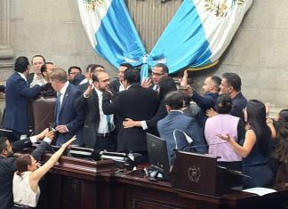 Los diputados que lideraron la negociación para elección de magistrado de la CC terminaron en empujones en el Congreso