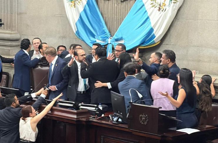 Los diputados que lideraron la negociación para elección de magistrado de la CC terminaron en empujones en el Congreso