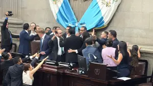 VIDEO: Empujones y gritos entre diputados que lideran negociaciones para elección de magistrados a la CC en el Congreso