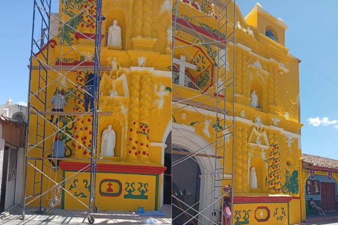 Los trabajos de mejoramiento de la fachada del emblemático templo católico de San Andrés Xecul, Totonicapán, avanzan por un colectivo artístico. Foto La Hora: C.N B'ALAM Colectivo Nacional
