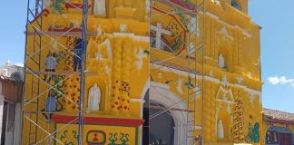 Los trabajos de mejoramiento de la fachada del emblemático templo católico de San Andrés Xecul, Totonicapán, avanzan por un colectivo artístico. Foto La Hora: C.N B'ALAM Colectivo Nacional