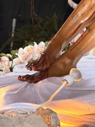 La velaci&oacute;n del Se&ntilde;or Sepultado en San Felipe marca el inicio de las tradiciones de Semana Santa en Antigua Guatemala.