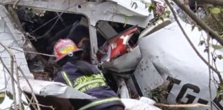 Los Bomberos Municipales Departamentales agilizan la búsqueda de víctimas debido a la densa neblina en la zona montañosa. Foto La Hora: Asonbomd
