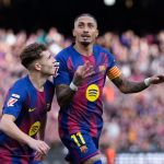 El delantero brasileño del FC Barcelona Raphinha (d) celebra tras anotar el 4-0 durante el partido de La Liga entre el Barcelona y el Sevilla. Foto La Hora: EFE