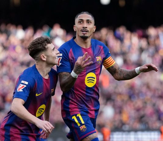 El delantero brasileño del FC Barcelona Raphinha (d) celebra tras anotar el 4-0 durante el partido de La Liga entre el Barcelona y el Sevilla. Foto La Hora: EFE