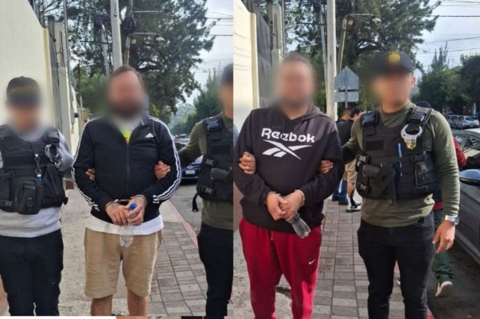 Las dos personas detenidas son presuntos responsables de la muerte de una mujer tras herirla con cuchillo tras una discusión. Foto La Hora: PNC