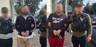 Las dos personas detenidas son presuntos responsables de la muerte de una mujer tras herirla con cuchillo tras una discusión. Foto La Hora: PNC