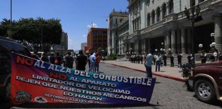 Frente al Palacio Nacional se concentró un grupo de transportistas y también en el Congreso. Foto La Hora: Daniel Ramírez