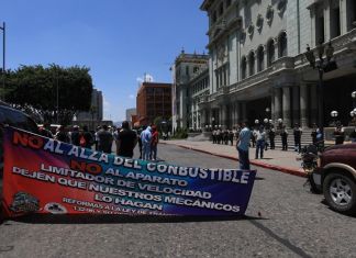 Frente al Palacio Nacional se concentró un grupo de transportistas y también en el Congreso. Foto La Hora: Daniel Ramírez