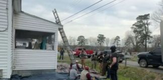 Los agentes de ICE sorprendieron a los guatemaltecos cuando se encontraban trabajando en el techo de la casa que estaban por remozar. Foto La Hora: captura de pantalla Bryan Polanco /FB