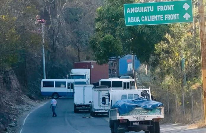 Los bloqueos de transportistas se encuentran en el norte y occidente del país, lo que ha afectado la circulación vehicular. Foto La Hora: Esquipulas Día Tras Día Plus