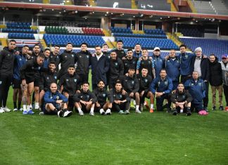 El plantel de la bicolor y el cuerpo técnico se fotografió en el reconocimiento de cancha que hizo recientemente. Foto La Hora: FFG