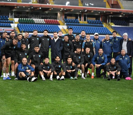 El plantel de la bicolor y el cuerpo técnico se fotografió en el reconocimiento de cancha que hizo recientemente. Foto La Hora: FFG