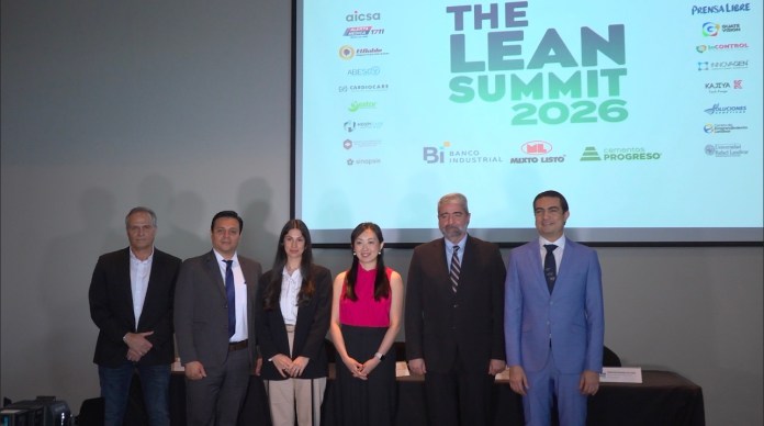 Representantes de Banco Industrial y organizadores de The Lean Summit. Foto: Cortesía Banco Industrial.