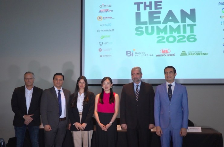 Representantes de Banco Industrial y organizadores de The Lean Summit. Foto: Cortesía Banco Industrial.