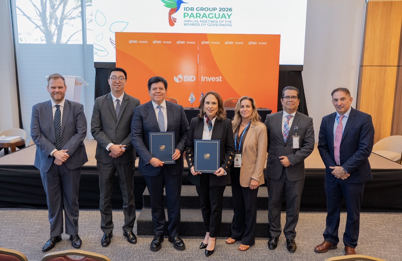 Representantes de Banco Industrial y BID Invest firman acuerdo en el marco de las Reuniones Anuales del Grupo BID celebradas en Paraguay. Foto. Cortesía Banco Industrial.