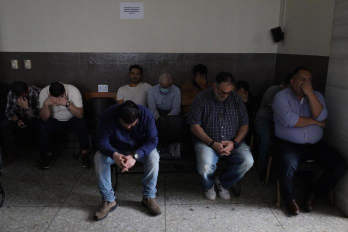 El juicio contra 25 implicados en el caso Insivumeh se retrasó luego que uno de los jueces a cargo del juicio se excusara. Foto La Hora: Daniel Ramírez